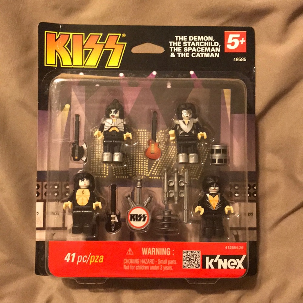 Kiss K’nex stage